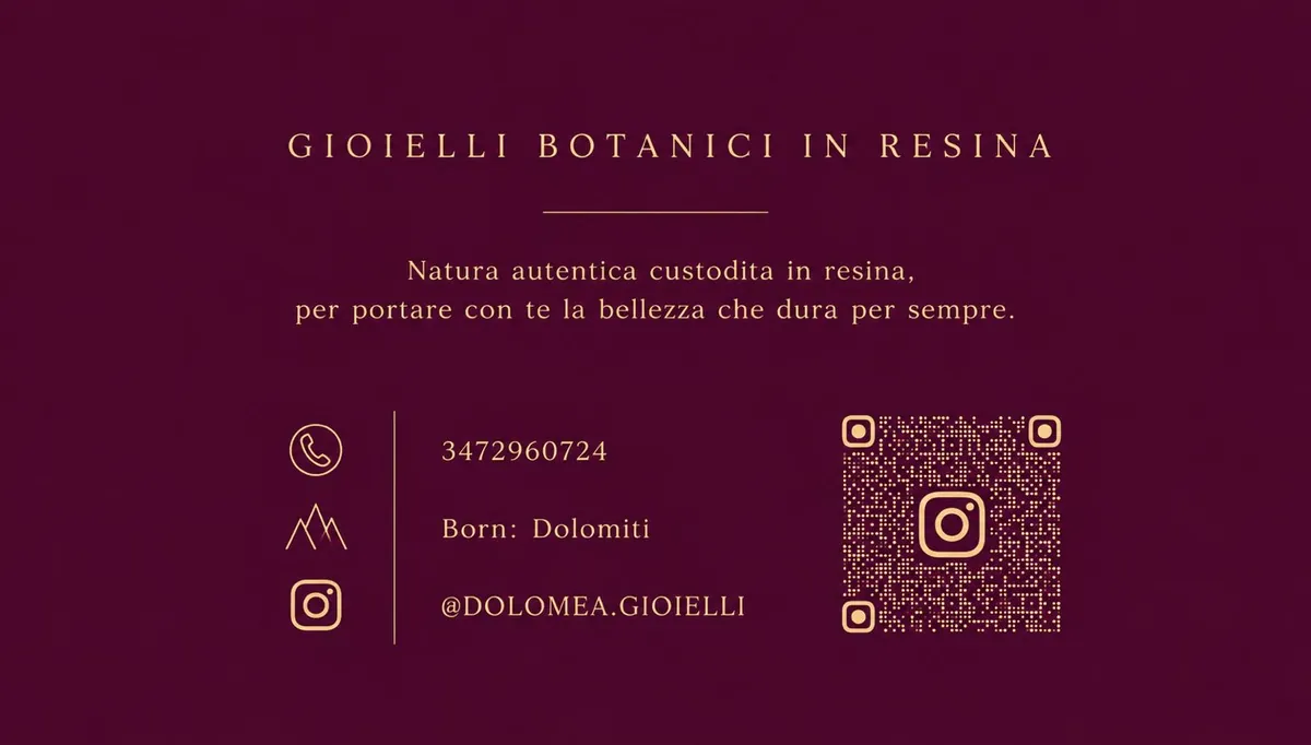 Biglietto da visita Dolomea: gioielli botanici in resina, telefono 3472960724, QR Instagram