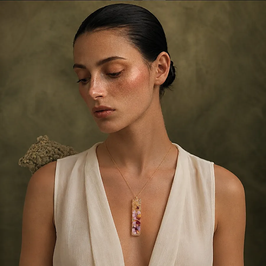 Collana Aura indossata: ciondolo rettangolare con petali selvatici rosa e viola