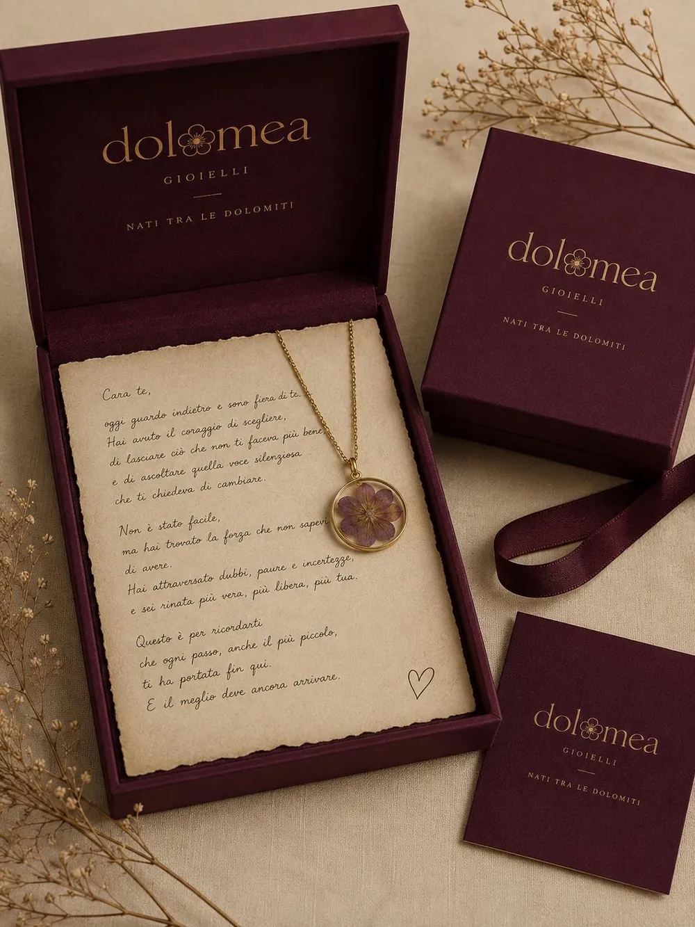 Cofanetto bordeaux Dolomea aperto, con lettera manoscritta e collana